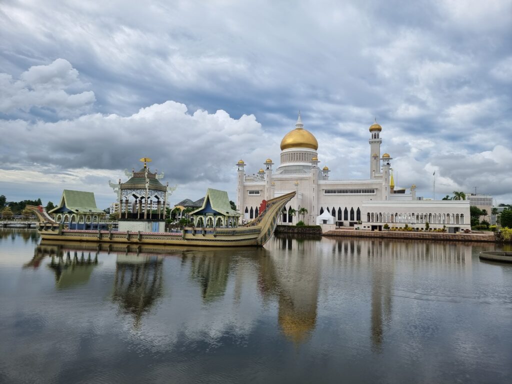 Omar Ali Saifuddien Mosque brunei