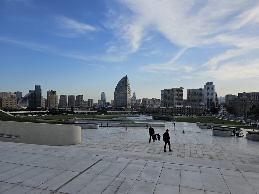 baku skyline vom heydar aliyev center