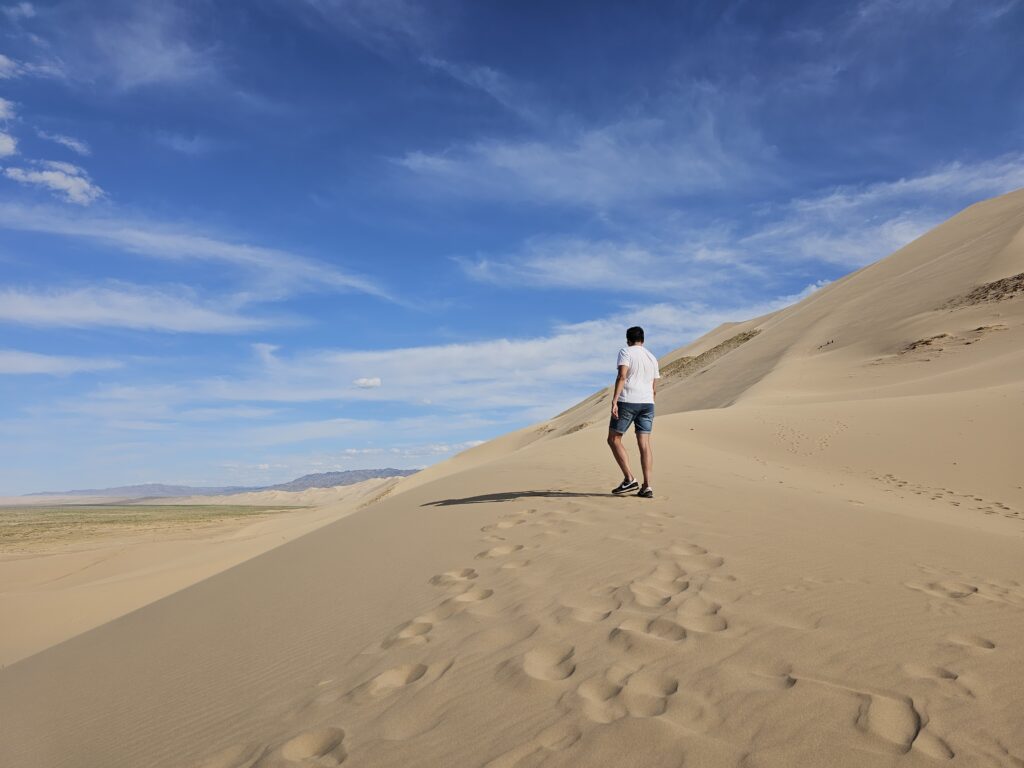 khongor sand dunes gobi